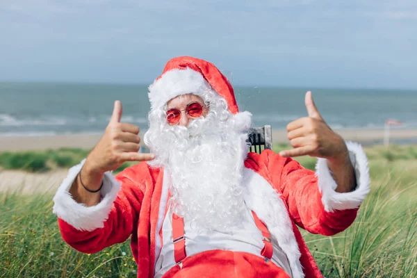 Satisfecho Santa Claus Disfruta Del Sol Sentado Una Tumbona Mar —  Fotos de Stock