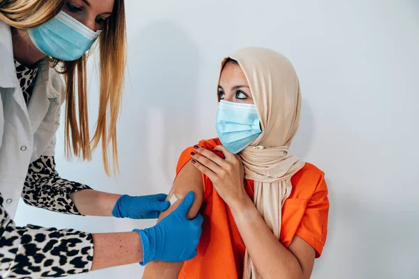 Enfermera Joven Adjunta Vendaje Adhesivo Una Mujer Árabe Joven Oriente —  Fotos de Stock