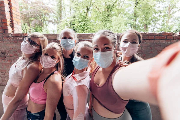 Selfie Grupo Equipo Deportivo Femenino Mujeres Deportivas Que Usan Mascarilla —  Fotos de Stock