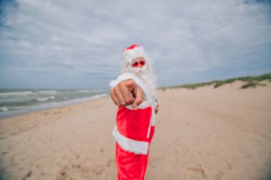 Noel Baba Klaus, senden kamerayı işaret etmeni istiyoruz. - Parmağına odaklan.