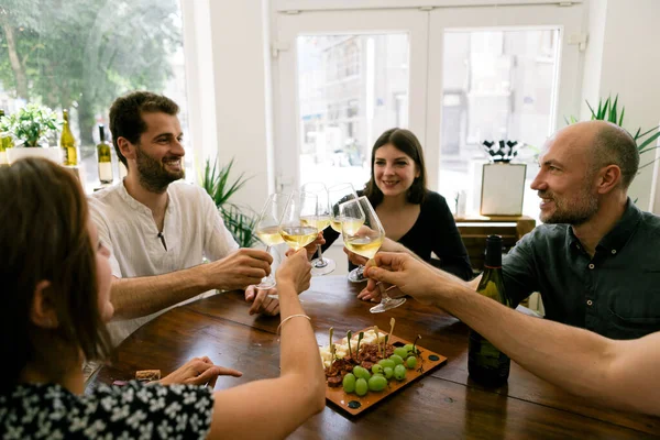 Prietenii Toastează Împreună Jurul Unei Mese Rotunde Concentrați Ochelari — Fotografie, imagine de stoc