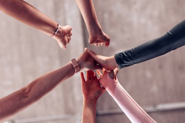 Kadın el takımının maç öncesi ya da sonrasında birbirlerine beşlik çakması. Bir grup insan beşlik çakıyor..