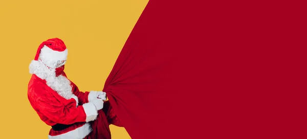 Kırmızı Maskeli Modern Noel Baba Tüm Gücüyle Devasa Bir Noel — Stok fotoğraf