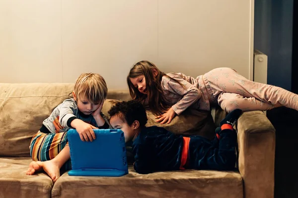 Kinder Schauen Vor Dem Schlafengehen Tablet Auf Der Couch — Stockfoto