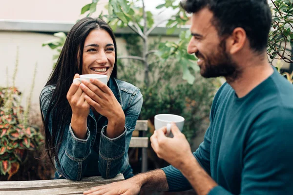 Par Drikker Kaffe Venner Slapper Arbejde Pause Møde Afslappede Mennesker - Stock-foto