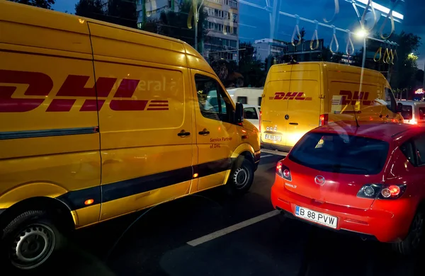 Bucarest Rumania Octubre 2020 Una Furgoneta Dhl Amarilla Una Calle — Foto de Stock