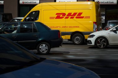 Bükreş, Romanya - 07 Eylül 2020 Bükreş 'te bir sokakta sarı bir DHL dağıtım aracı görüldü. Bu resim sadece editörler içindir..