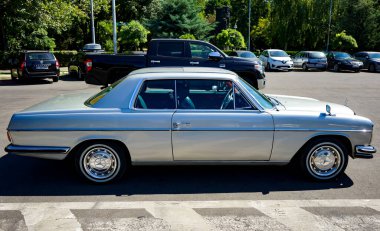 Bükreş, Romanya - 30 Ağustos 2020 Bükreş 'teki bir otoparkta 70' lerden kalma eski bir Mercedes-Benz W114 / W115 coupe görüldü. Bu resim sadece editörler içindir..