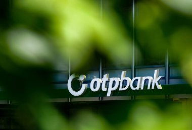 Bükreş, Romanya - 28 Haziran 2020: Macaristan banka şubesi OTP Bank 'ın logosu Romanya' nın Bükreş kentindeki bir binanın girişinde sergileniyor.