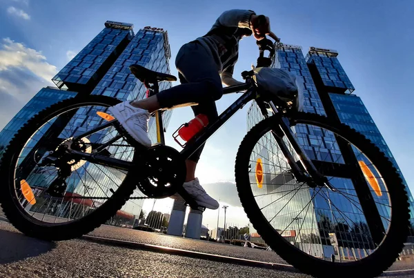 Bucareste Romênia Outubro 2020 Ciclista Monta Uma Bicicleta Frente Torres — Fotografia de Stock