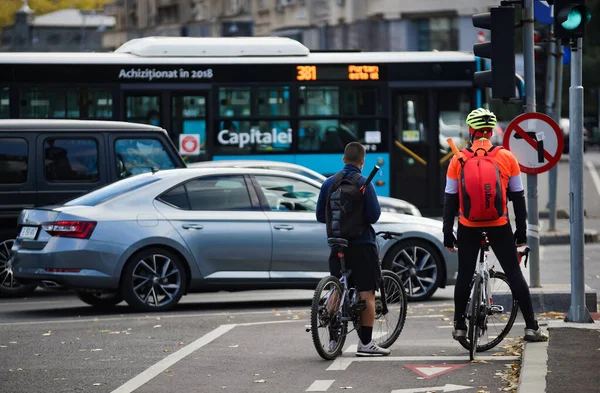 Bukarest Rumänien November 2020 Människor Cyklar Väntar Att Korsa Gatan — Stockfoto