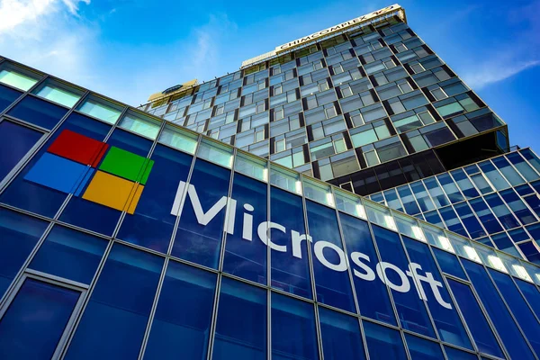 Bükreş, Romanya - 18 Ağustos 2020: Romanya 'nın Bükreş kentindeki Özgür Basın Meydanı' nda yer alan Şehir Kapısı Kulelerindeki Microsoft Romanya genel merkezi.