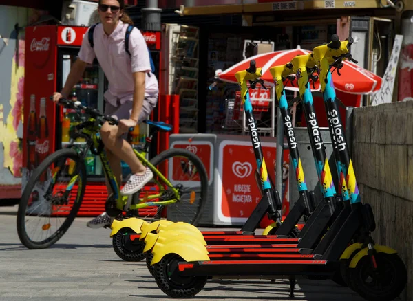 Boekarest Roemenië Juli 2020 Elektrische Scooters Selectieve Focus Geparkeerd Een — Stockfoto