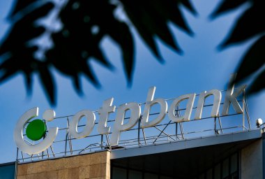 Bükreş, Romanya - 28 Haziran 2020: Macaristan banka şubesi OTP Bank 'ın logosu Romanya' nın Bükreş kentindeki bir binanın tepesinde sergileniyor.