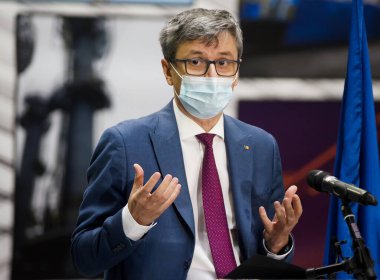 Bükreş, Romanya - 25 Kasım 2020: Ekonomi Bakanı Virgil Popescu, Romanya 'da satılan toplam miktarın% 50' sini oluşturan covid-19 enfeksiyonundan korunmayan ithal maskelerden bahsediyor.