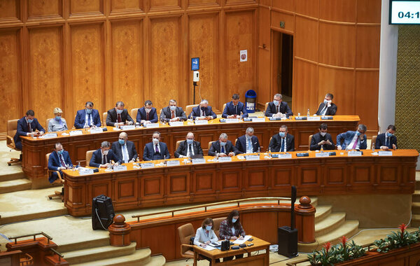 Бухарест, Румыния - 23 декабря 2020 года: Флорин Ситу, новый премьер-министр Румынии, принял участие в парламентской сессии, на которой было одобрено его правительство, в Бухаресте.