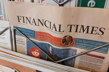 Bükreş, Romanya - 31 Ocak 2021: Bir Financial Times gazetesi Bükreş 'teki bir butikte gazete bayiine çıktı. Bu resim sadece editörler içindir..