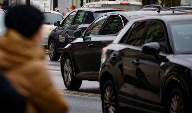 Bükreş, Romanya - 25 Ocak 2021: Bükreş şehir merkezindeki bir sokakta siyah bir Uber logosu görüldü.
