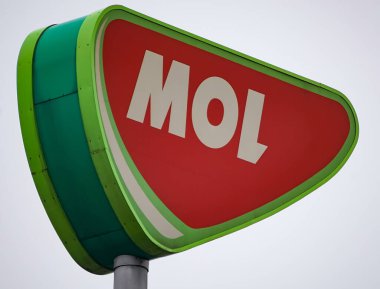 Bükreş, Romanya - 03 Şubat 2021: Bükreş 'te bir MOL benzin istasyonu sinyali görülüyor Bu görüntü sadece yazı işleri için kullanılıyor.