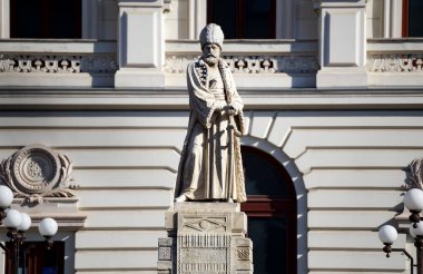 Bükreş, Romanya - 4 Şubat 2021: Spatharios Mihai Cantacuzino heykeli, Carrara mermeri, ilk heykel Bükreş 'te (1865-1869), heykeltıraş Karl Storck tarafından Coltea Hastanesi önünde inşa edildi..