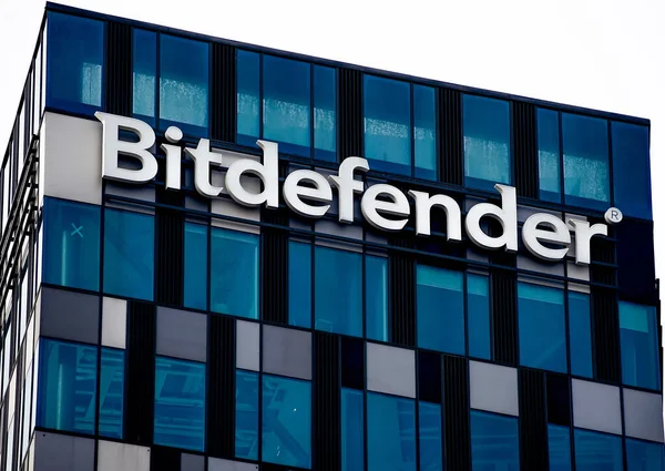 Bükreş, Romanya - 19 Ocak 2021: Romanya 'nın Bükreş kentindeki Orhideea Kuleleri' nin tepesinde Romen siber güvenlik ve virüs karşıtı yazılım şirketi Bitdefender 'in logosu görülüyor.