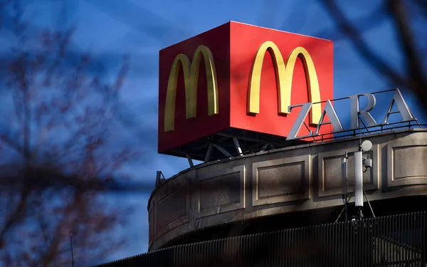 Bükreş Romanya Şubat 2021 Mcdonald Fast Food Şirketinin Logosu Bükreş — Stok fotoğraf