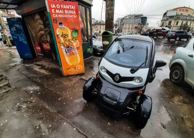 Bükreş, Romanya - 21 Ocak 2021: Bükreş 'te bir sokağa park edilmiş Renault Twizy elektrikli otomobil.