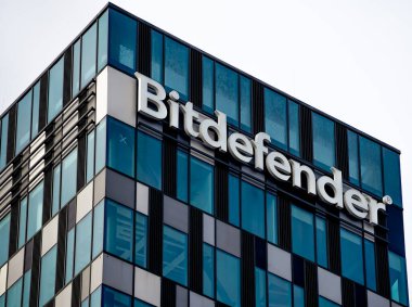 Bükreş, Romanya - 19 Ocak 2021: Romanya 'nın Bükreş kentindeki Orhideea Kuleleri' nin tepesinde Romen siber güvenlik ve virüs karşıtı yazılım şirketi Bitdefender 'in logosu görülüyor.