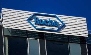 Bükreş, Romanya - 20 Ocak 2021: Romanya 'nın Bükreş kentindeki bir binanın tepesinde Roche, İsviçreli ilaç ve teşhis firmalarının bir logosu sergileniyor..
