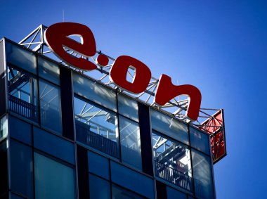 Bükreş, Romanya - 21 Ocak 2021: Avrupa elektrik kuruluşu E.ON 'un bir logosu Romanya' nın Bükreş kentindeki bir binanın tepesinde sergileniyor.