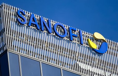 Bükreş, Romanya - 21 Ocak 2021: Fransız çok uluslu ilaç şirketi Sanofi 'nin logosu Romanya' nın Bükreş kentindeki bir binanın tepesinde sergileniyor.