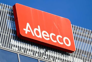 Bükreş, Romanya - 21 Ocak 2021: Adecco, İsviçre İnsan Kaynakları sağlayıcısı ve geçici personel şirketinin logosu Romanya 'nın Bükreş kentindeki bir binanın tepesinde sergileniyor.