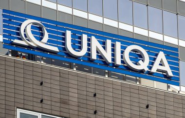 Bükreş, Romanya - 21 Ocak 2021: UNIQA Sigorta Grubu AG 'nin bir logosu, Avusturyalı Sigorta Şirketi, Romanya' nın Bükreş kentindeki bir binanın tepesinde sergileniyor.