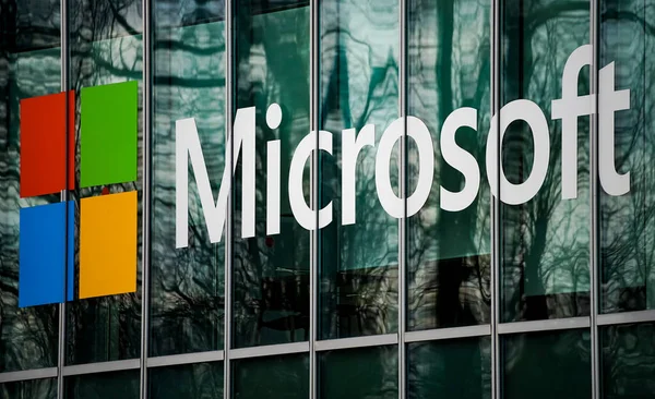 Bükreş, Romanya - 20 Ocak 2021: Romanya 'nın Bükreş kentindeki Özgür Basın Meydanı' nda yer alan Şehir Kapısı Kulelerindeki Microsoft Romanya karargahının görüntüsü.