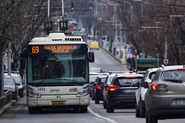 Bükreş, Romanya - 05 Şubat 2021: Bükreş Ulaştırma Toplumu tramvay ve otobüsleri Bükreş 'teki Regina Elisabeta Bulvarı' nda trafikte.