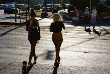 Bükreş, Romanya - 10 Ağustos 2020: Romanya 'nın Bükreş kentinde yayalar karşıdan karşıya geçiyor. Bu resim sadece editörler içindir..