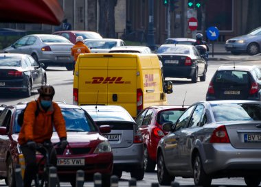 Bükreş, Romanya - 05 Şubat 2021 Bükreş 'te yoğun trafikte sarı bir DHL dağıtım aracı görüldü. Bu resim sadece editörler içindir..