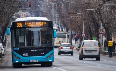 Bükreş, Romanya - 05 Şubat 2021: Bükreş Ulaştırma Toplumu tramvay ve otobüsleri Bükreş 'teki Regina Elisabeta Bulvarı' nda trafikte.
