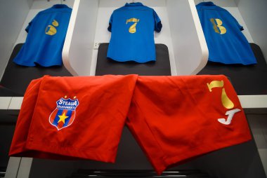 Bükreş, Romanya - 27 Kasım 2020: Steaua Bükreş futbol takımının yeni Steaua Stadyumu 'ndaki soyunma odası Romanya Başbakanı' nın resepsiyon gününde düzenlediği basın toplantısında. Sadece yazı işleri için resim