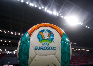 Bükreş, Romanya - 27 Kasım 2020: Romanya Başbakanı 'nın resepsiyon gününde yeni Steaua Stadyumu' nun açılışında UEFA EURO 2020 topu. Sadece yazı işleri için resim.