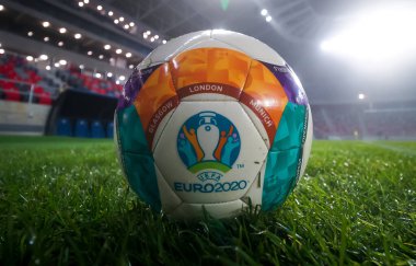 Bükreş, Romanya - 27 Kasım 2020: Romanya Başbakanı 'nın resepsiyon gününde yeni Steaua Stadyumu' nun açılışında UEFA EURO 2020 topu. Sadece yazı işleri için resim.