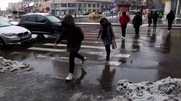 Bucarest Romania Gennaio 2021 Gente Attraversa Strada Saltando Sopra Pozzanghere — Video Stock