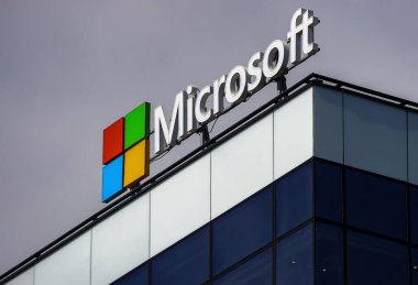 Bükreş, Romanya - 29 Mart 2021: Microsoft logosu Romanya 'nın Bükreş kentindeki Kampüs 6' dan merkez binasının üzerinde görülüyor. Bu resim sadece editörler içindir..
