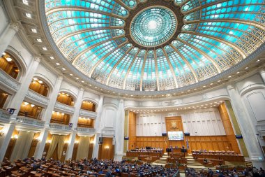 Bükreş, Romanya - 24 Mart 2021: Romanya Parlamentosu Milletvekilleri Meclisi 'nin Bükreş, Romanya' daki genel kurul salonunda milletvekillerinin çalışma toplantısı.