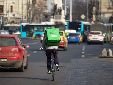 Bükreş, Romanya - 24 Şubat 2021: Bir Uber Gıda Kuryesi Romanya 'nın Bükreş kentinde gıda dağıtımı yapıyor.