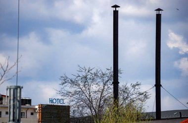 Bükreş, Romanya - 05 Nisan 2021: Euro Hotels International, Bükreş 'te iki uzun sepetin ardından görülebilir. 