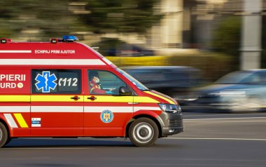 Bükreş, Romanya - 01 Nisan 2021: Bükreş 'te kısa adı SMURD olan Acil Durum Kurtarma ve Kurtarma Servisi ve Bükreş trafiğinde hızla giden ambulansla çekimler.