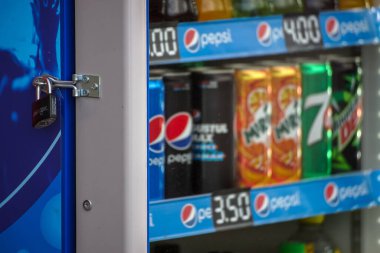 Bükreş, Romanya - 29 Mart 2021 Renkli şişelerde çok sayıda karbonatlı içeceklerin bulunduğu bir buzdolabı vitrini. Bu resim sadece editörler içindir..