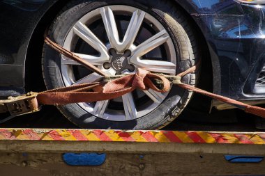 Bükreş, Romanya - 29 Mart 2021: Arızalı bir Audi lüks otomobilin Bükreş 'teki bir otomobil servisinin taşımacılık rampasına tekerlekleri bağlı.