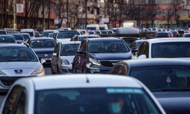 Bükreş, Romanya - 08 Mart 2021: Bükreş 'teki bir bulvarda trafik sıkışıklığında arabalar.